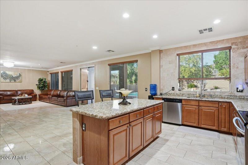 15-2414 W Florentine Rd_RedHogMedia