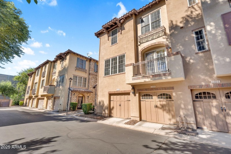 Private Garage & Community Drive