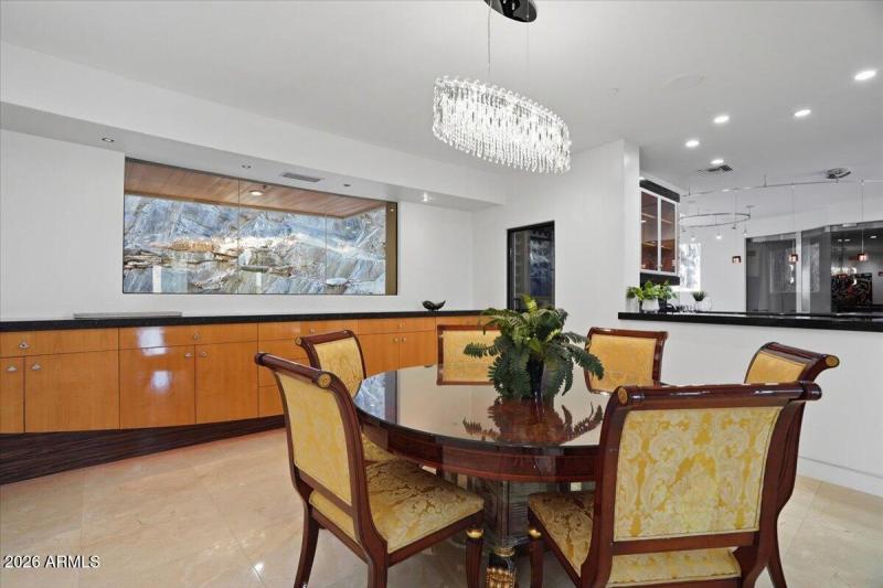 Dining Room & Bar