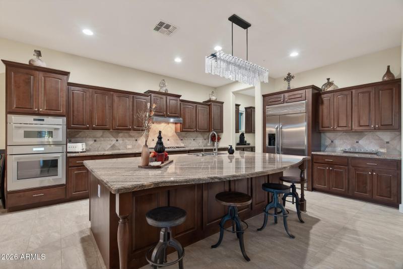 16) KITCHEN