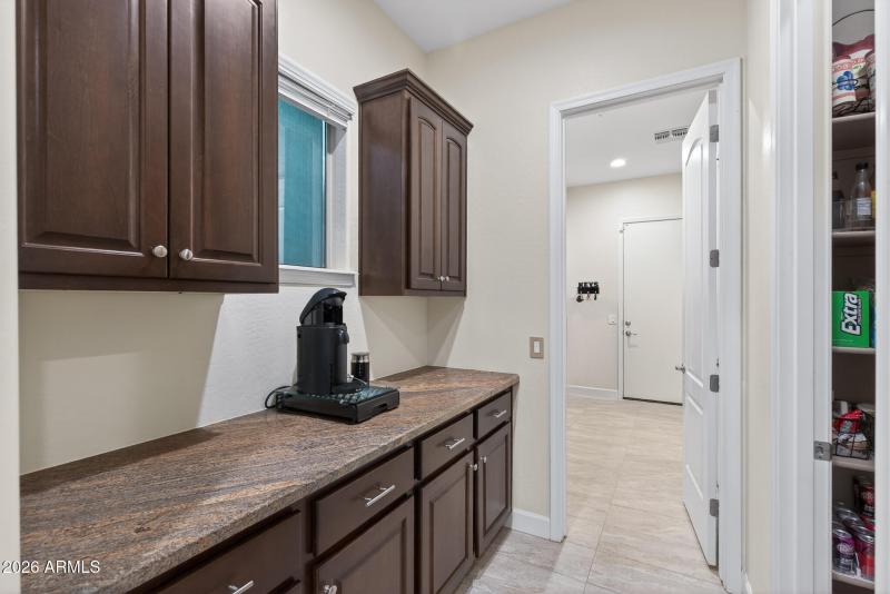 18) BUTLER_S PANTRY
