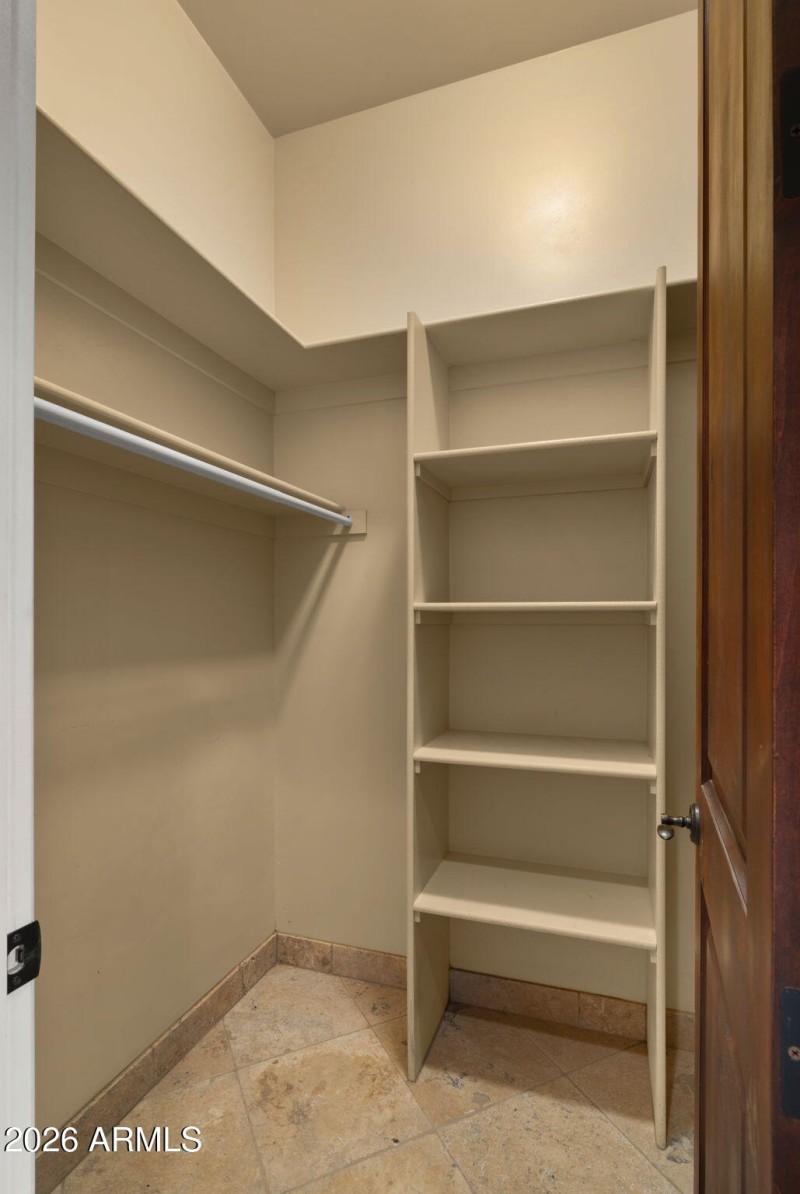 Walkin closet bedroom 4
