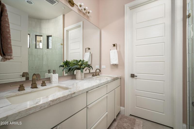 Bathroom 2 en suite with dual sinks