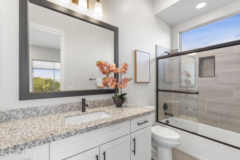 Ensuite Bath w Tub