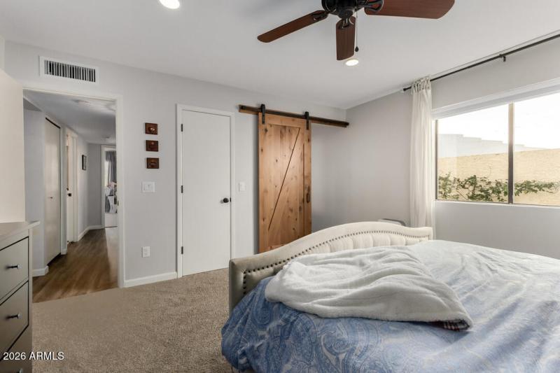 Primary suite w/ barn door to bath