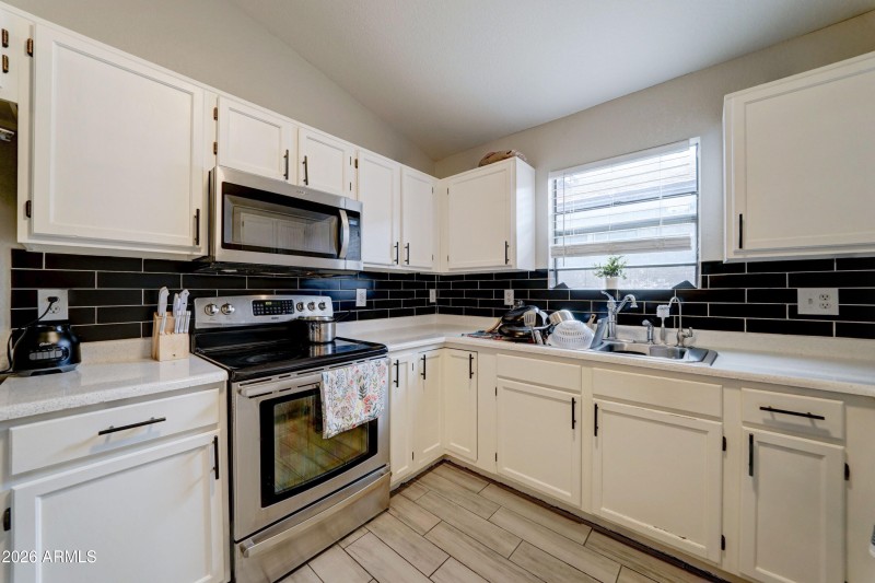 4006 N 88th Ln-8