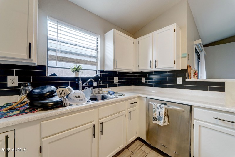 4006 N 88th Ln-9