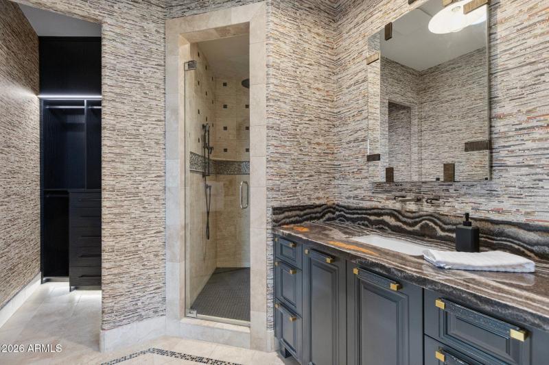 En-Suite Bath with Direct