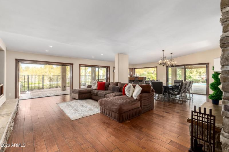 5022 E Calle De Los Flores