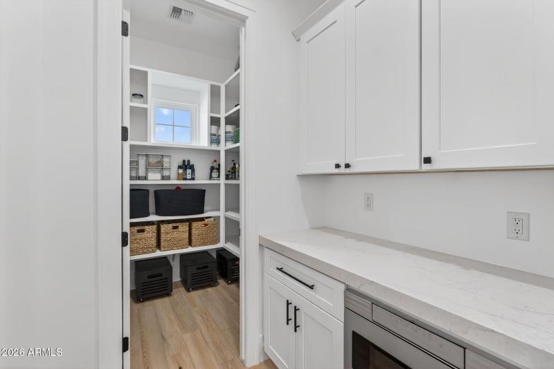 025_28-web-or-mls-30-e_natalie_way_753