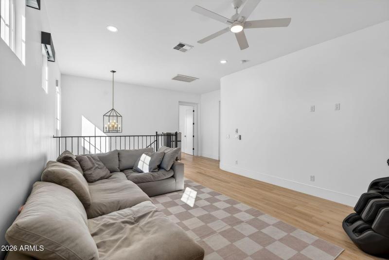 032_35-web-or-mls-39-e_natalie_way_17