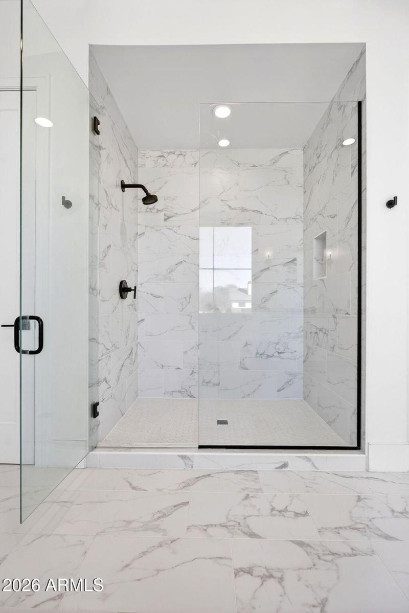 050_53-web-or-mls-52-e_natalie_way_301