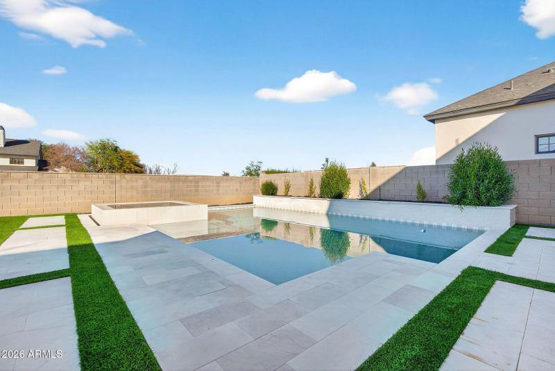 069_79-web-or-mls-77-e_natalie_way_880