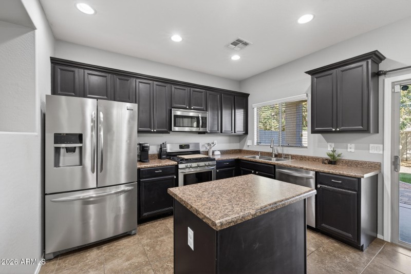 10)KITCHEN