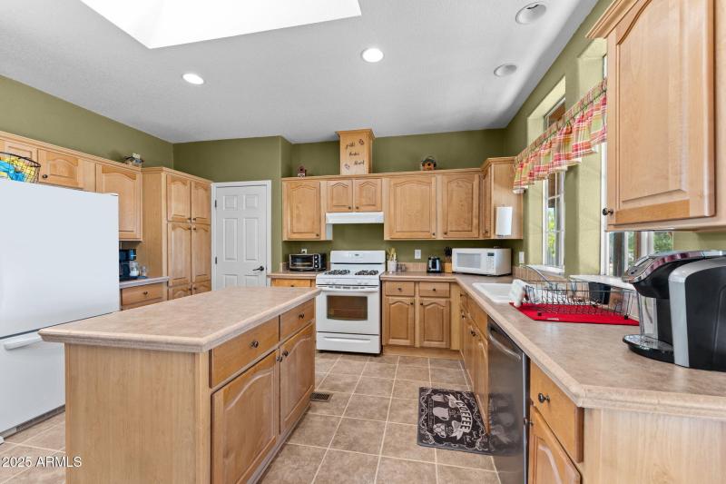 All built in appliances and Frig convey