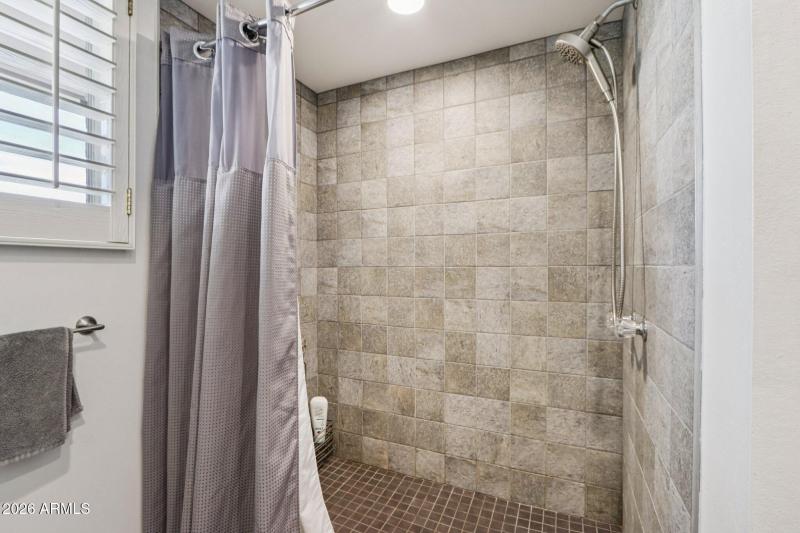 23-web-or-mls-North 25th Pl-S0702-023