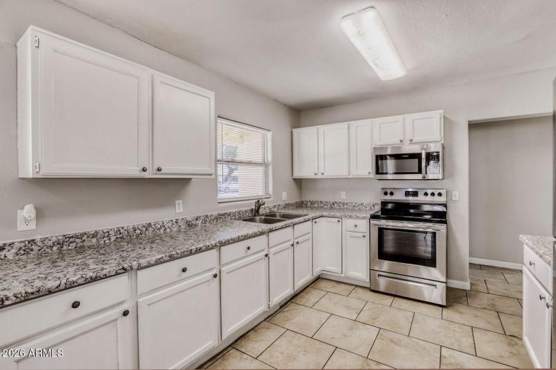 6132 N 35th Dr - Web Quality - 011 - 11