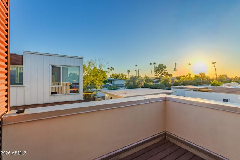 Lge balcony on south & west side