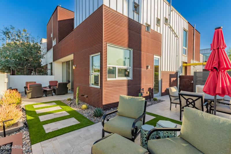 Wrap-around private yard