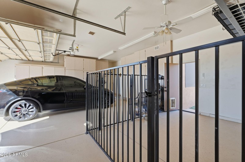 Garage w/dog suite
