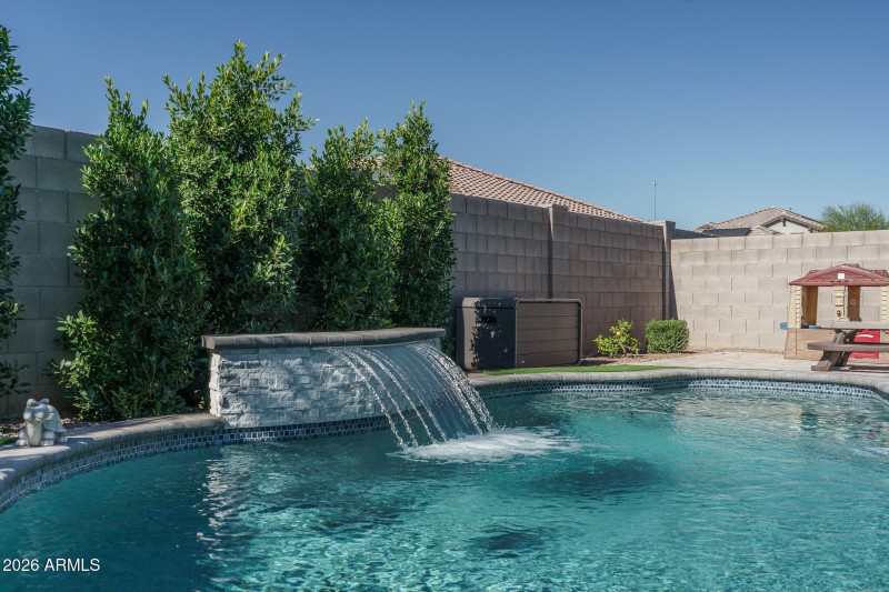 23) POOL