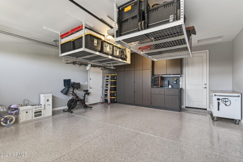 32) GARAGE
