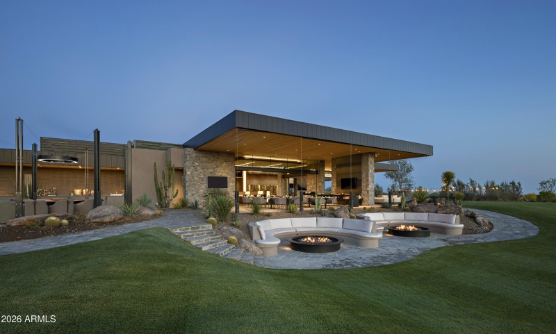 29 SEVEN Fire-pit Patio