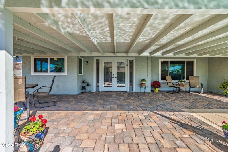 Calle-Beautiful patio space