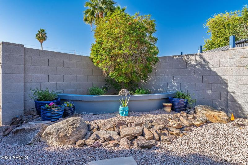 Calle-corner planter