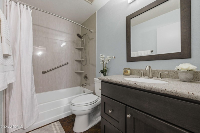 Calle-upgraded hall bath