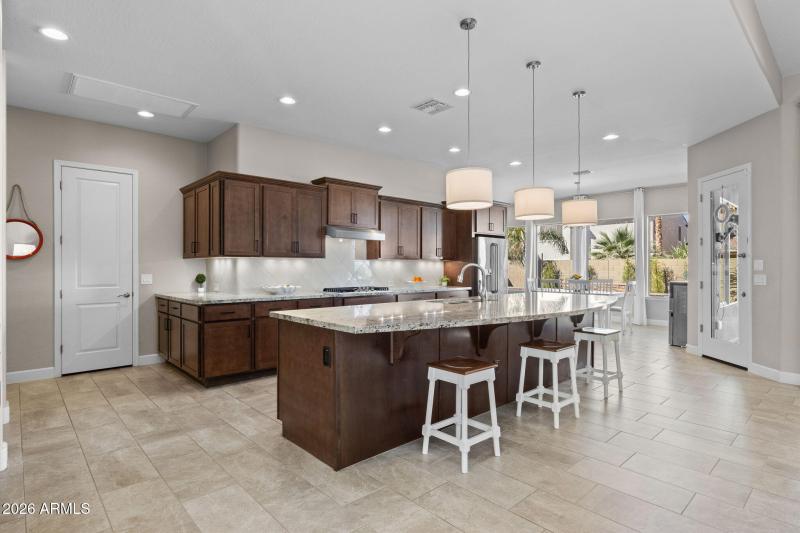 Kitchen w large island