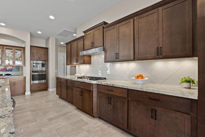 Kitchen w/ gas cooktop