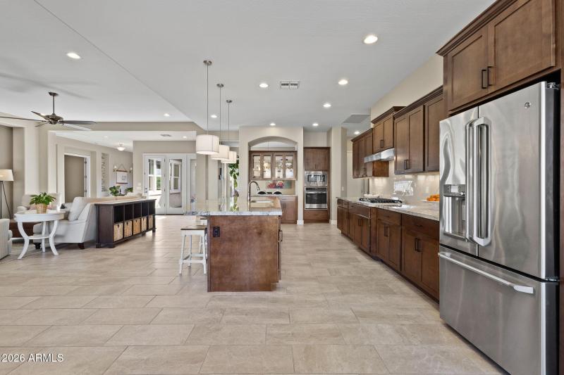 Kitchen w/plenty of counter space