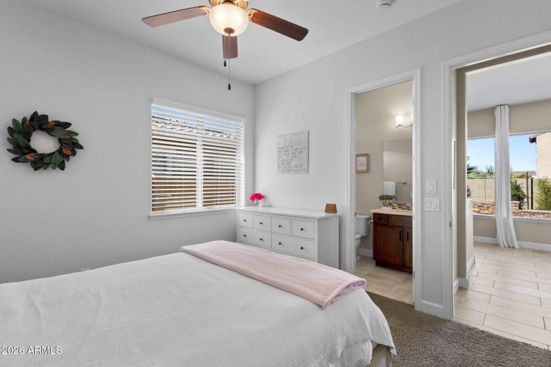 Bedroom 4 w/ en suite & walk in closet