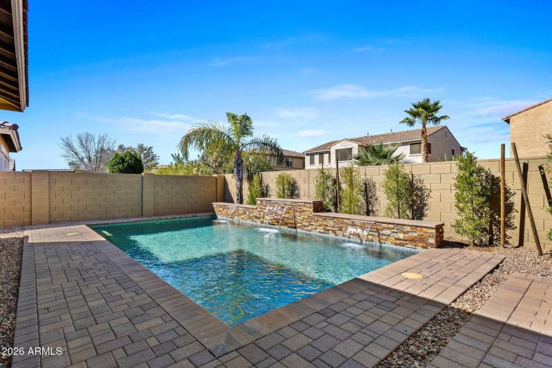 Pool w/ water feature