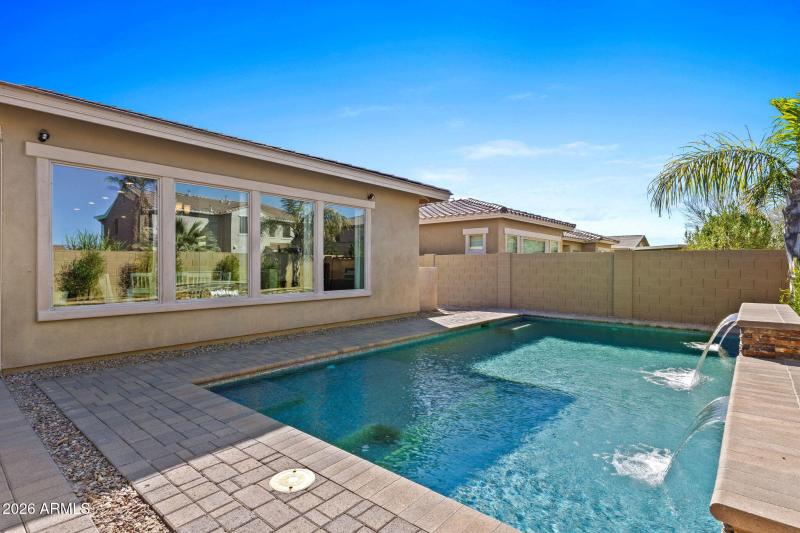 Pool w/ water feature