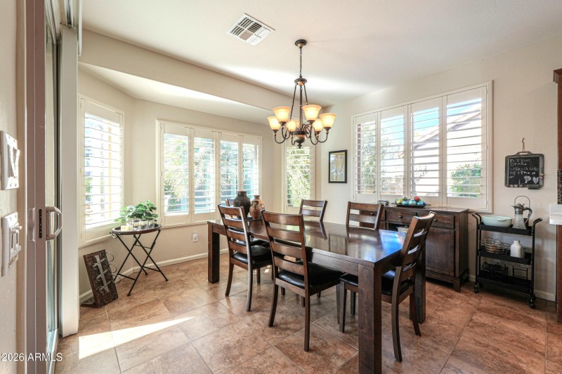 Dining w/bay window