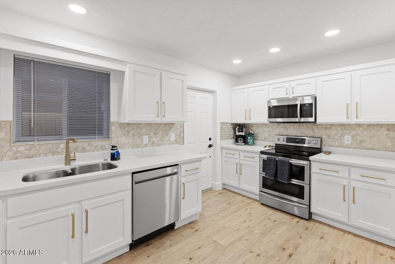 3296087449089477494-CR1-006