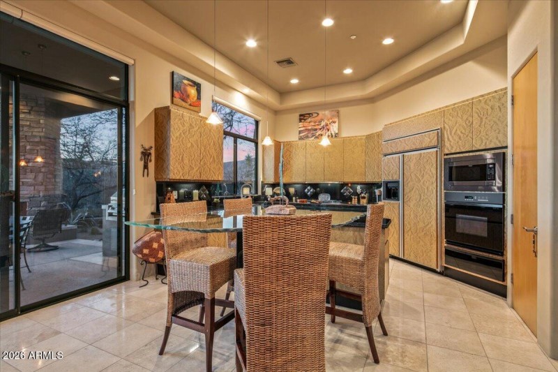 22-Spacious Kitchen w / 2 WI Pantries