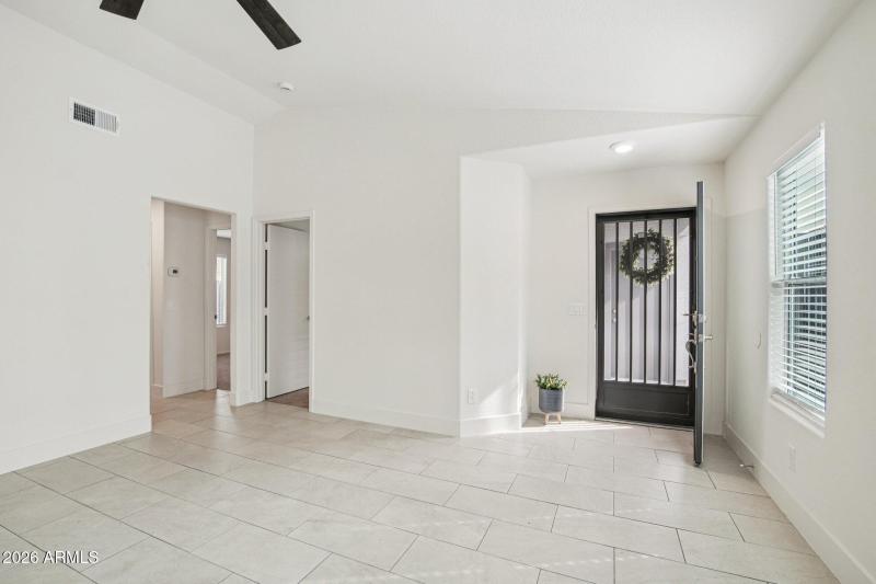 6-web-or-mls-N 30th Ave-S1202-006