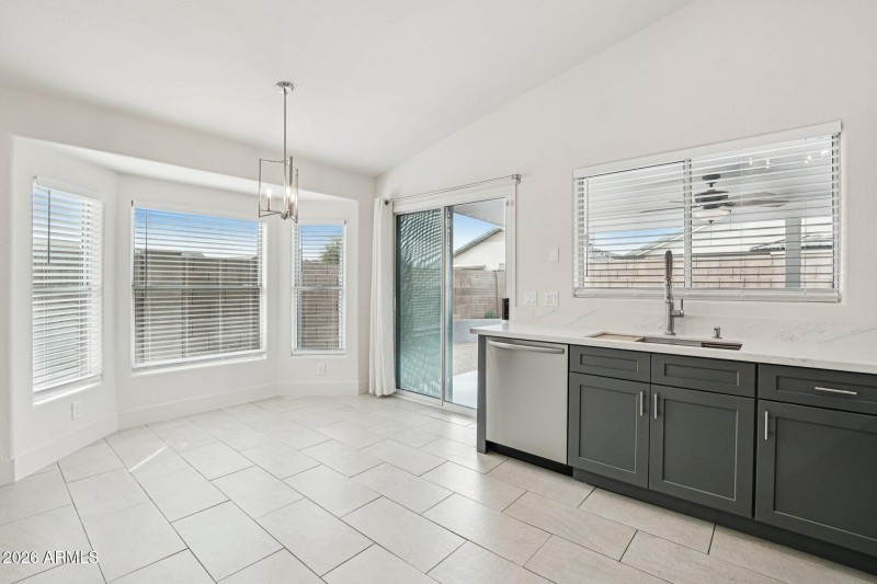 11-web-or-mls-N 30th Ave-S1202-011