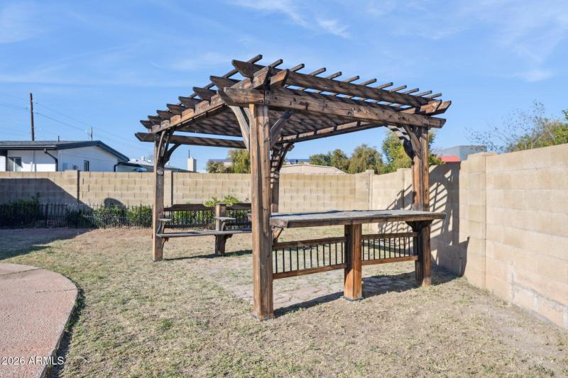 30-web-or-mls-10037-n-43rd-ave