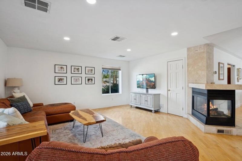 8-web-or-mls-6001-e-thunderbird-rd