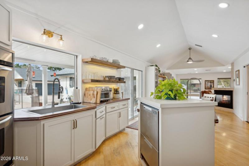 12-web-or-mls-6001-e-thunderbird-rd