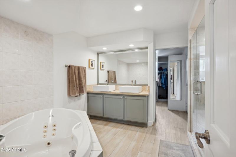 26-web-or-mls-6001-e-thunderbird-rd