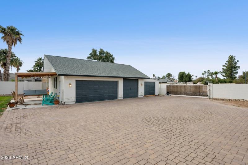 42-web-or-mls-6001-e-thunderbird-rd