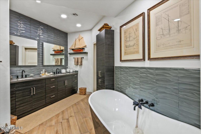 rimary Bath