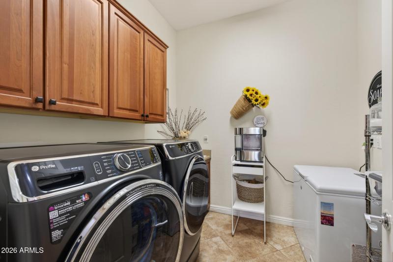 53) LAUNDRY ROOM