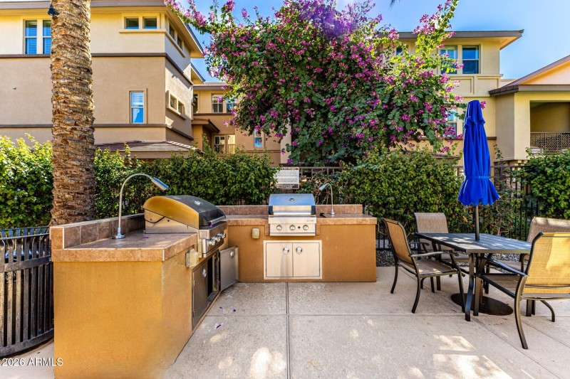 Lush grounds & amenities