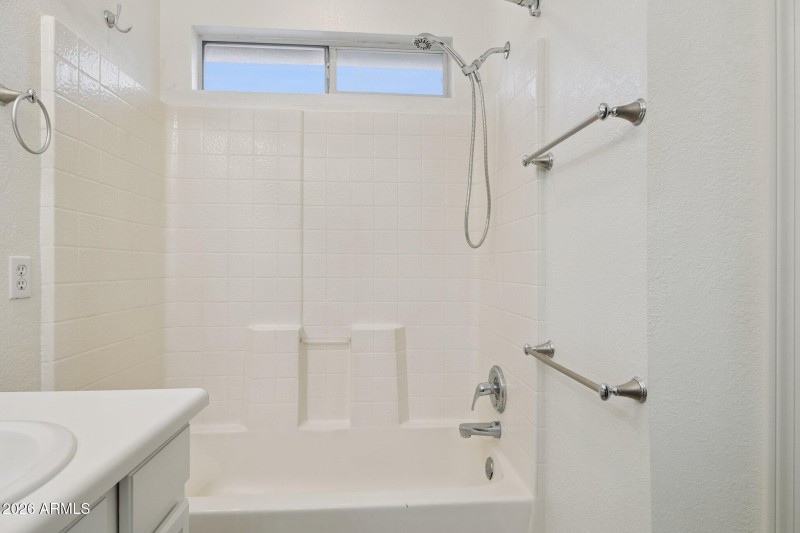 24-web-or-mls-19637-n-49th-ave